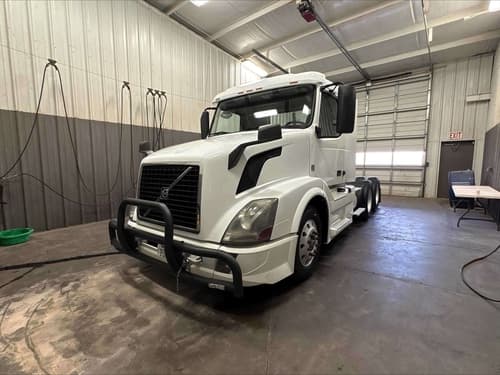 2017 VOLVO VNL64T300