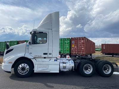 2020 Volvo VNR image 4