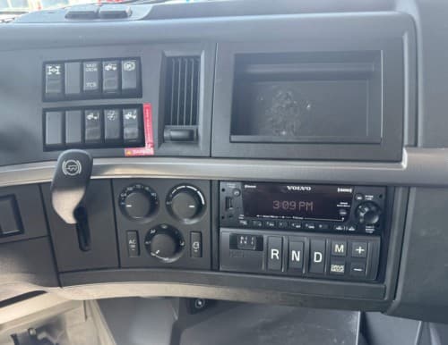 2022 Volvo VNL860 image 13