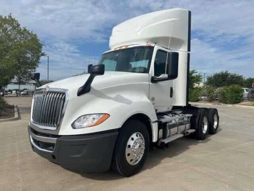 2019 International LT625 image 3