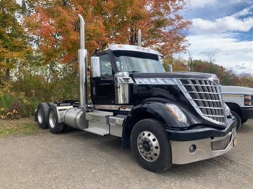 2022 International LoneStar Day Cab Truck - Cummins 525HP, 18 Speed Manual image 2