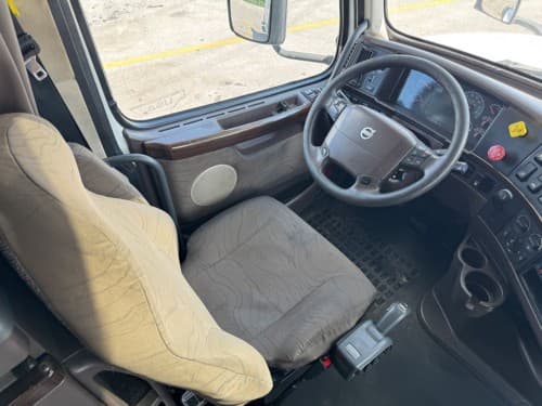 2016 Volvo VNL670 image 14