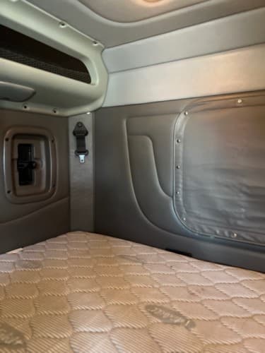 2016 Peterbilt 389 image 2