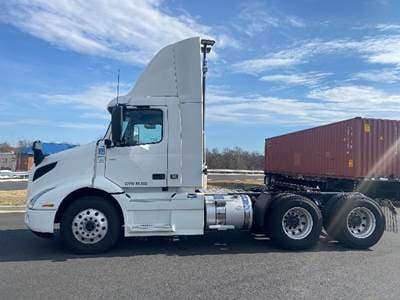 2020 Volvo VNR image 4