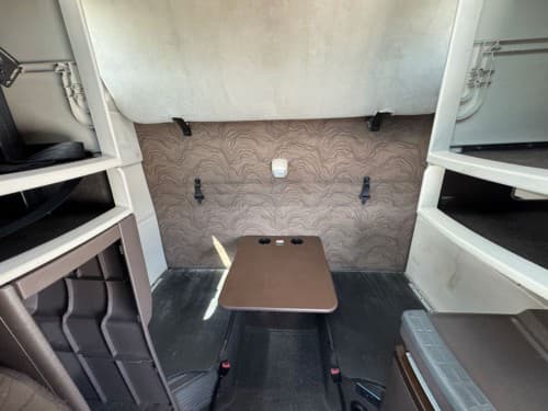 2016 Volvo VNL670 image 16