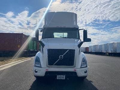2020 Volvo VNR image 2