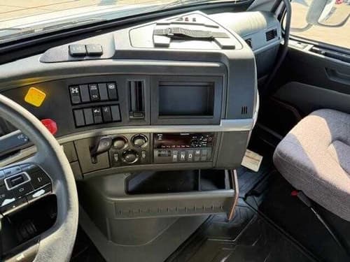 2020 Volvo VNR640 image 9