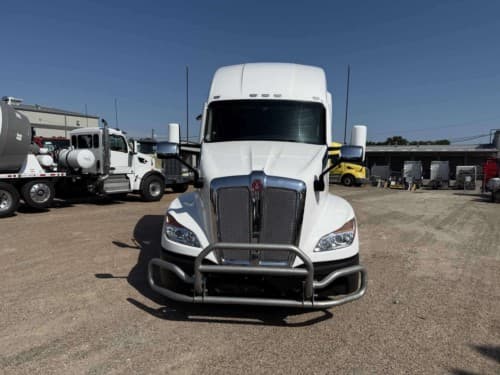 2023 Kenworth T680 image 1