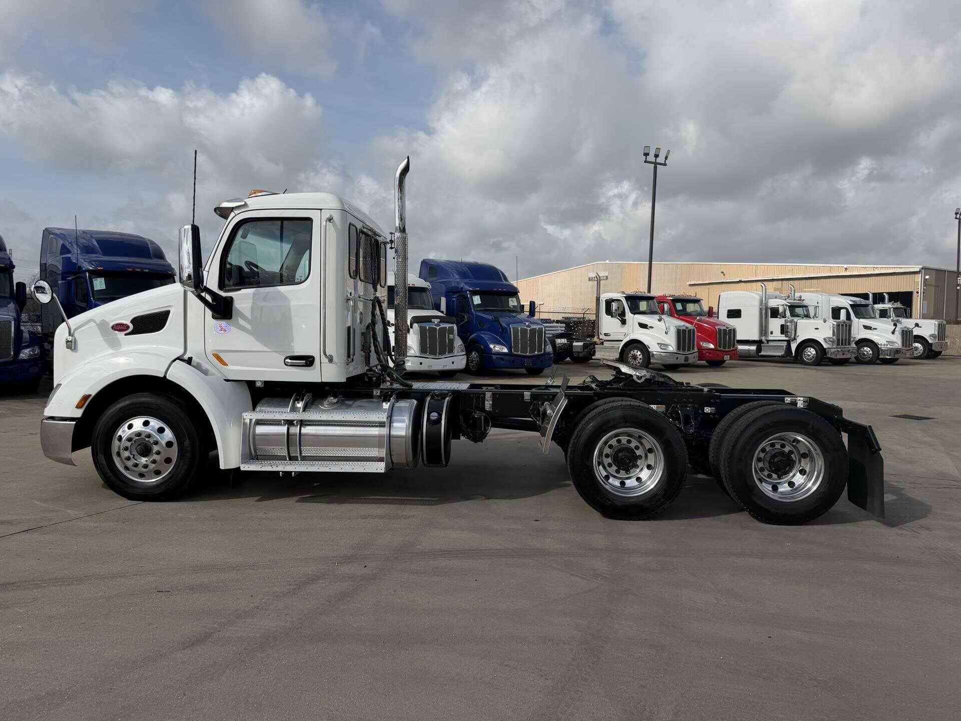 2021 Peterbilt 579 image 1