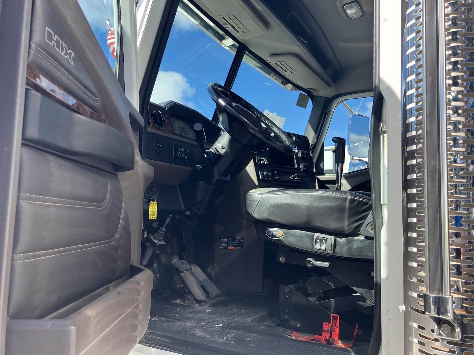 2018 International HX620 image 8