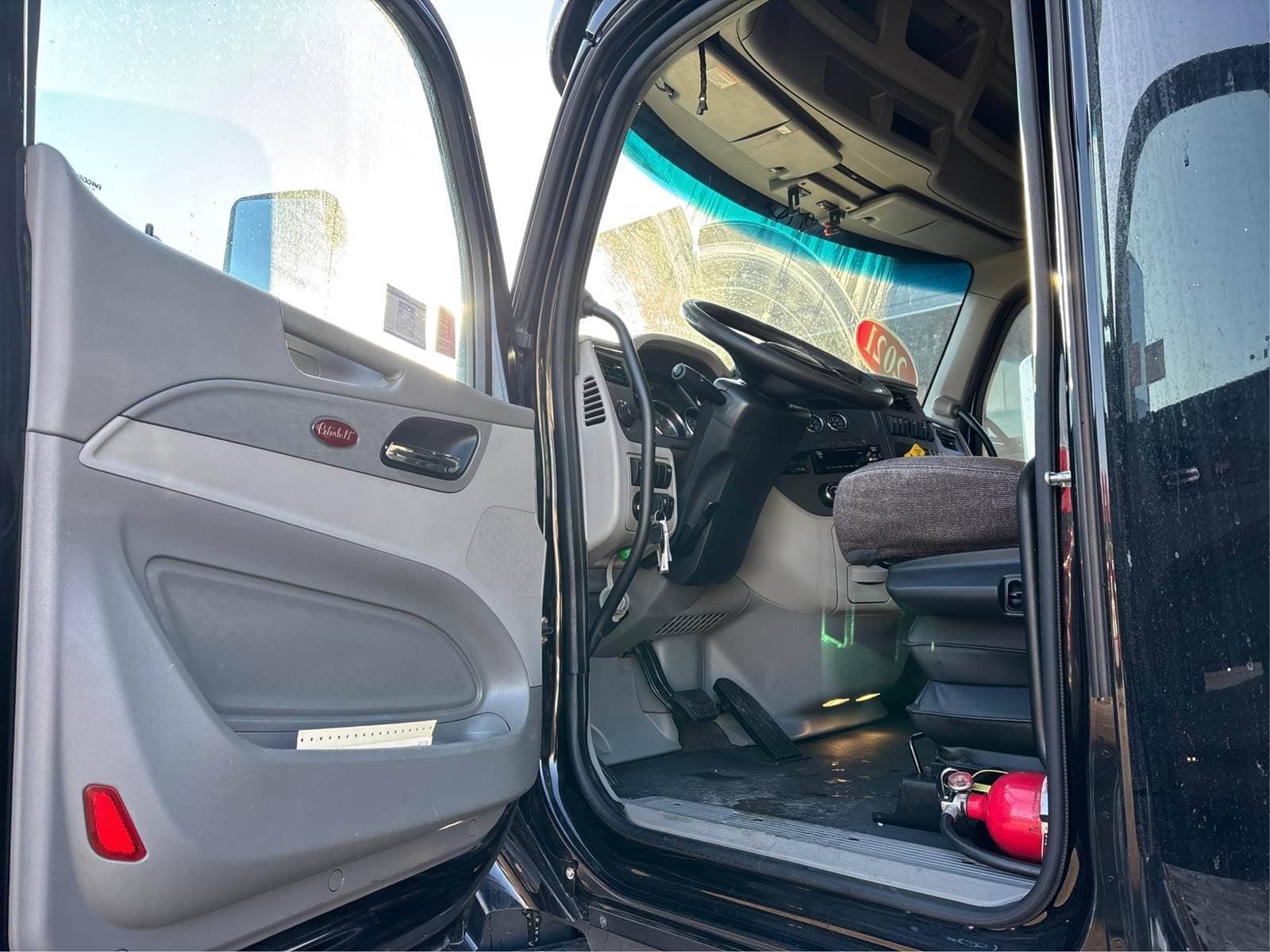 2021 Peterbilt 579 image 8