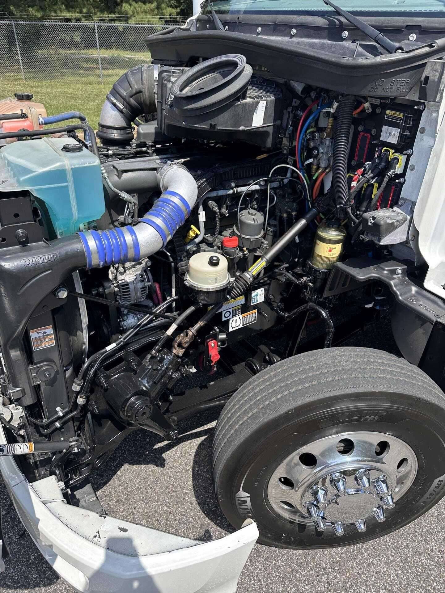 2021 Peterbilt 579 image 3