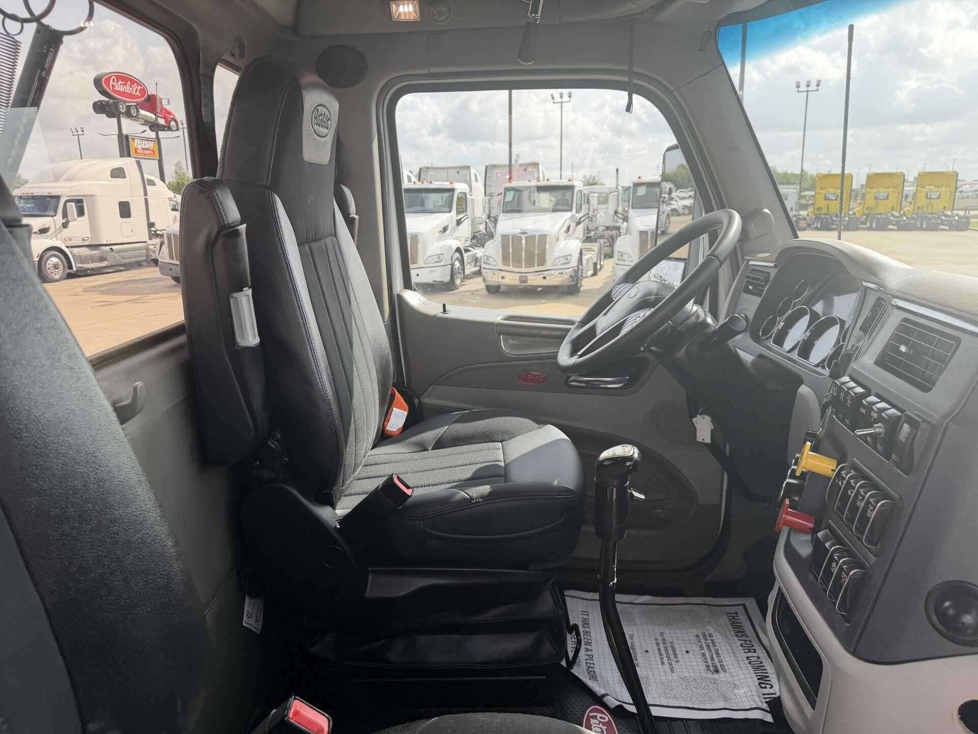 2020 Peterbilt 567 image 16