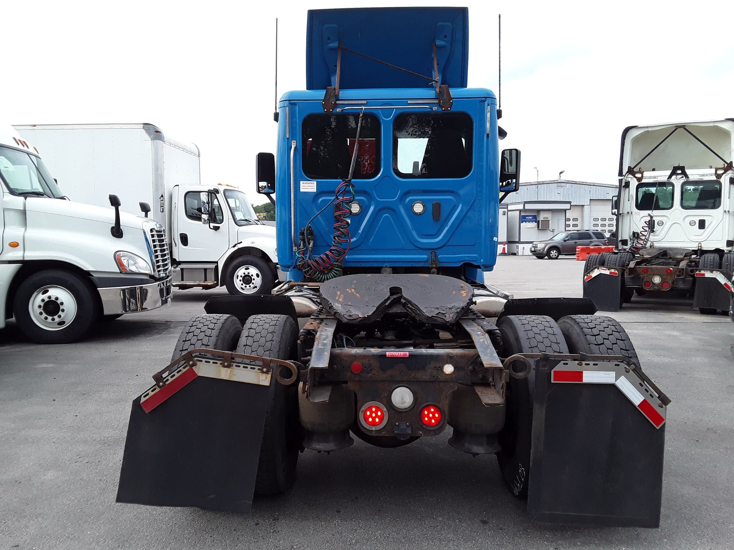 Used 2018 FREIGHTLINER Conventional - Day Cab - CASCADIA 113 For Sale image 4