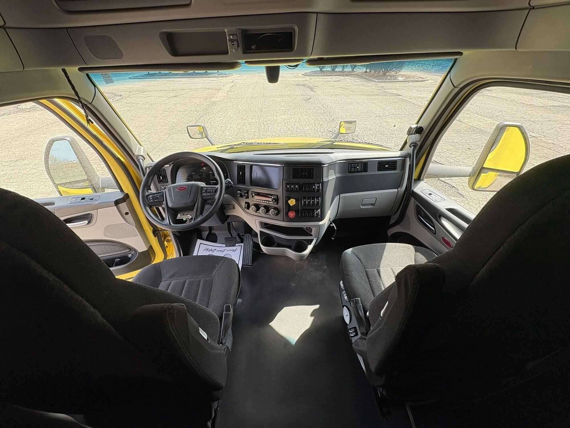 2023 Peterbilt 579 image 10