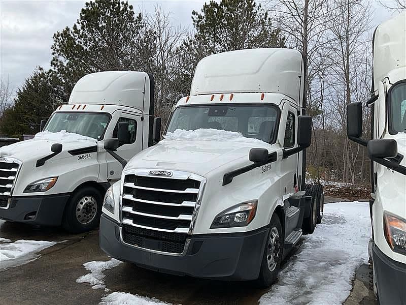 2021 Freightliner Cascadia 126 image 1