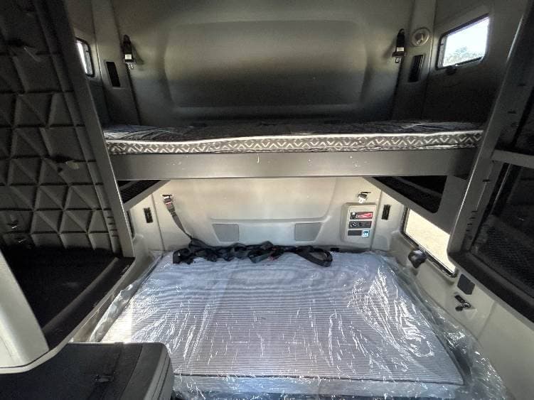 2023 International LT62F image 6