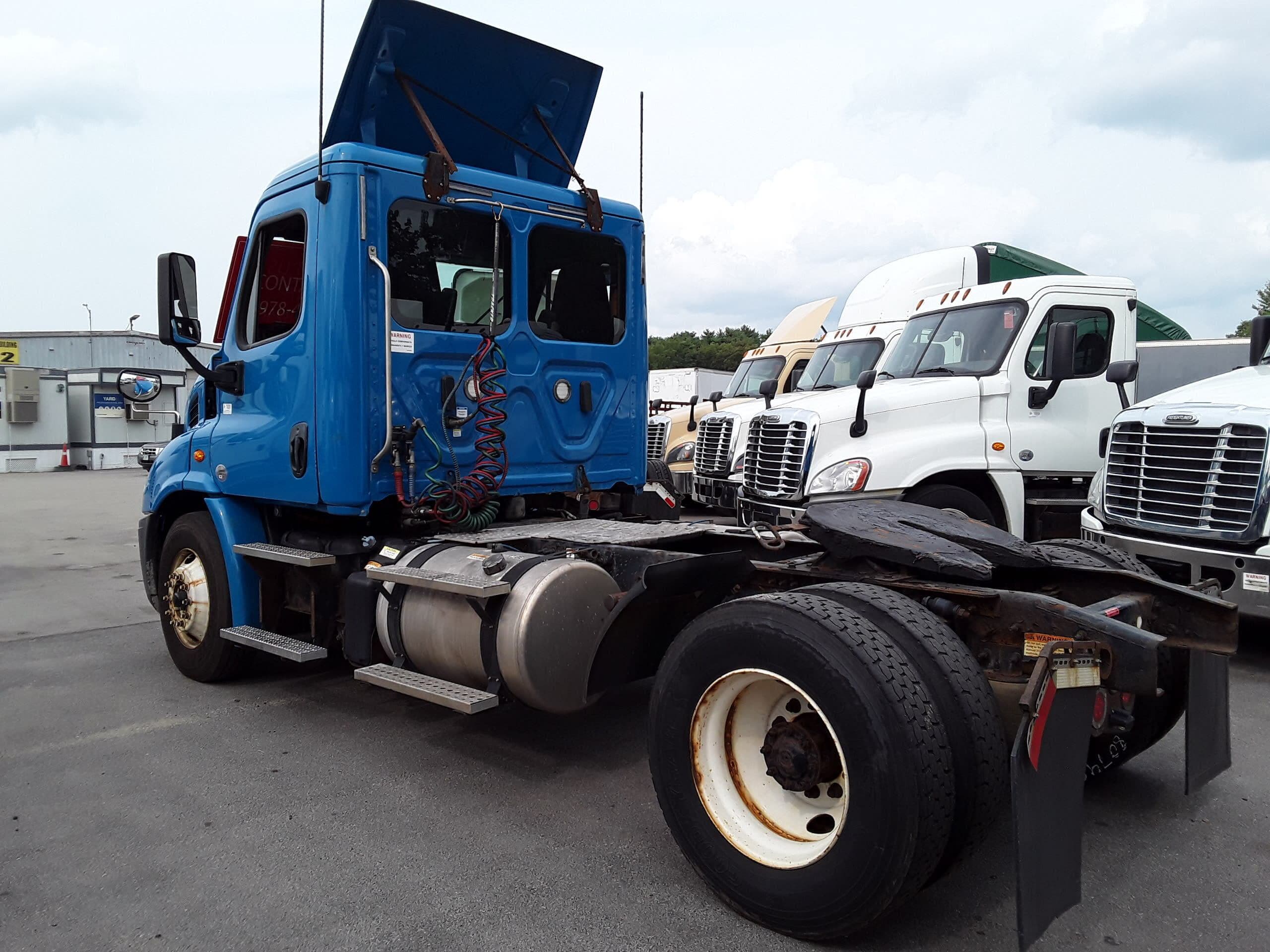 Used 2018 FREIGHTLINER Conventional - Day Cab - CASCADIA 113 For Sale image 5