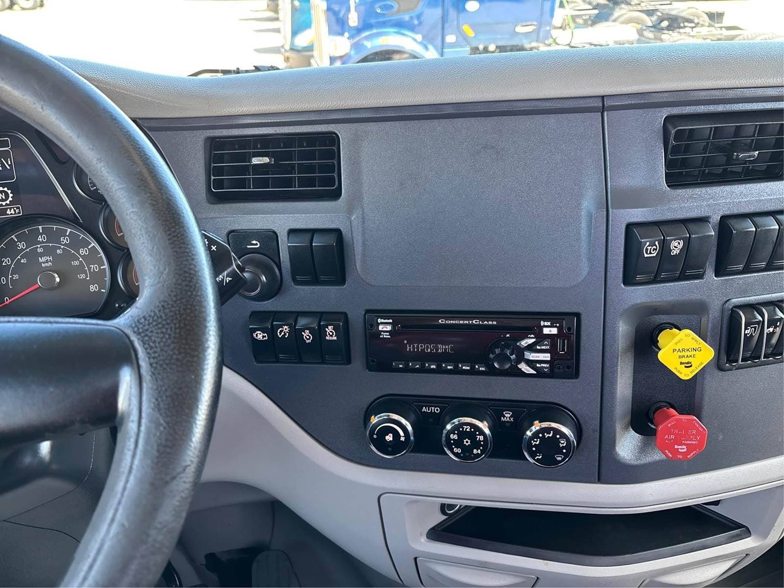 2020 Peterbilt 579 image 11