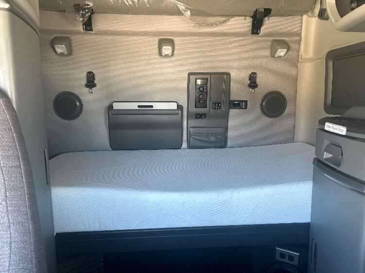 2024 Volvo VNL64760 image 7
