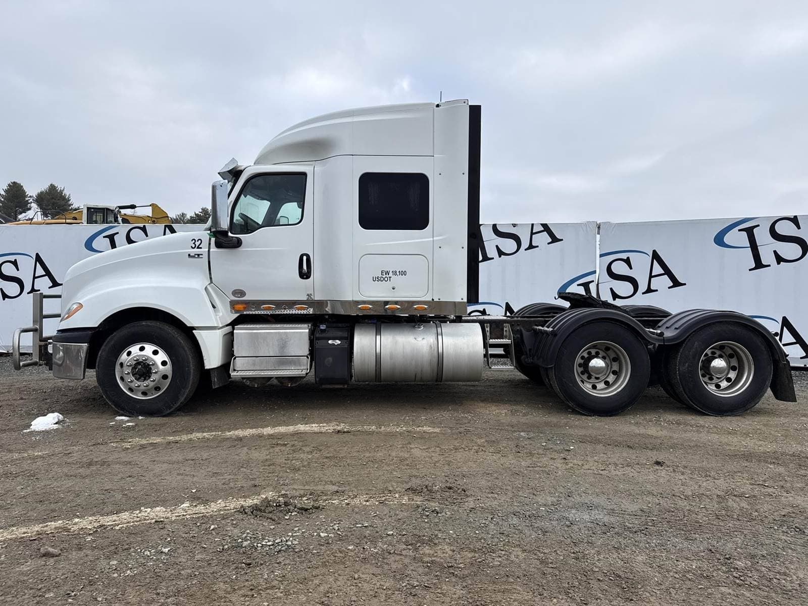 2018 International LT625 image 3
