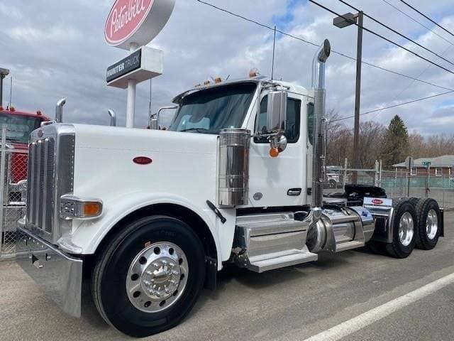 2027 Peterbilt 589 image 1