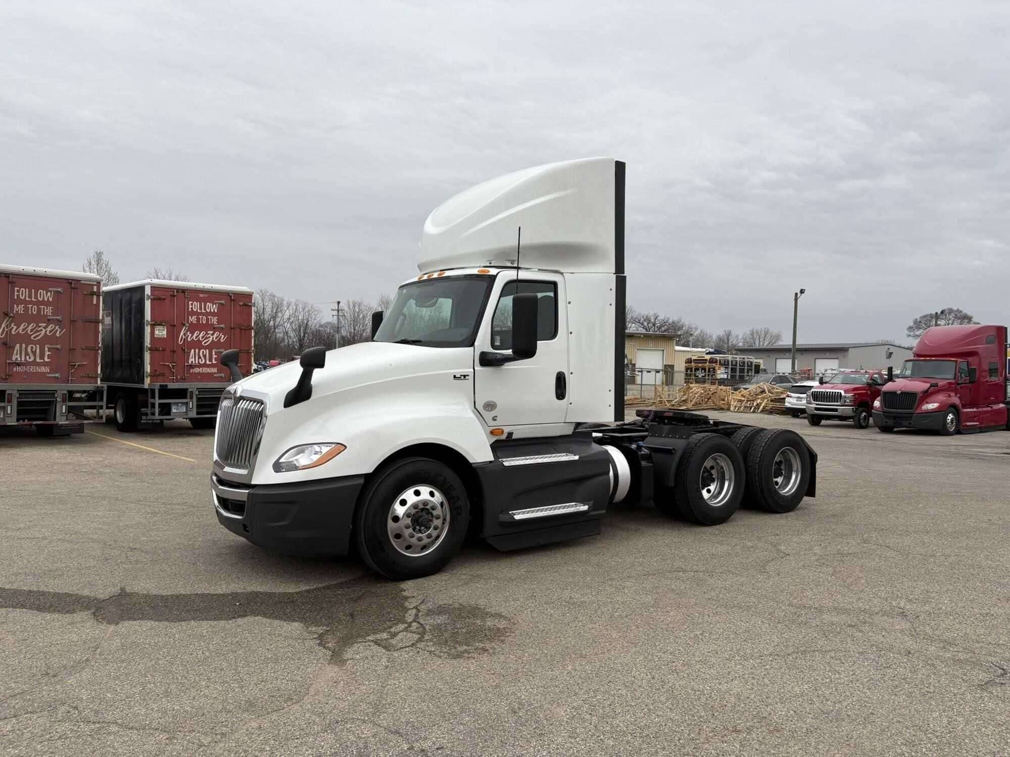 2021 International LT625 image 1
