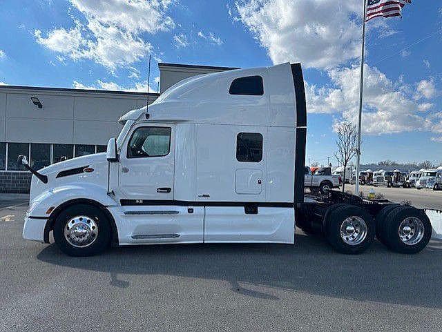 2024 Peterbilt 579 image 2