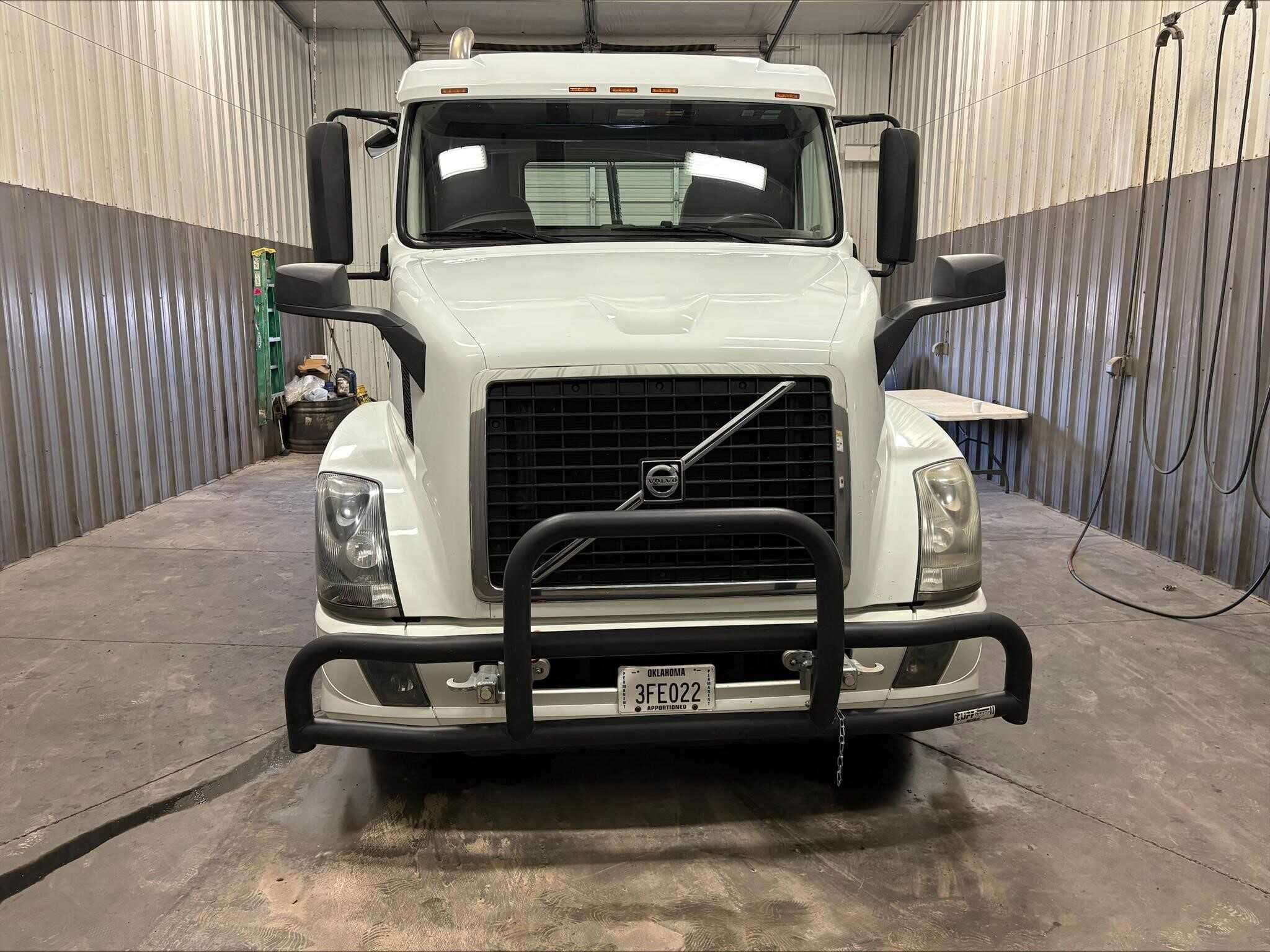 2017 VOLVO VNL64T300 image 4