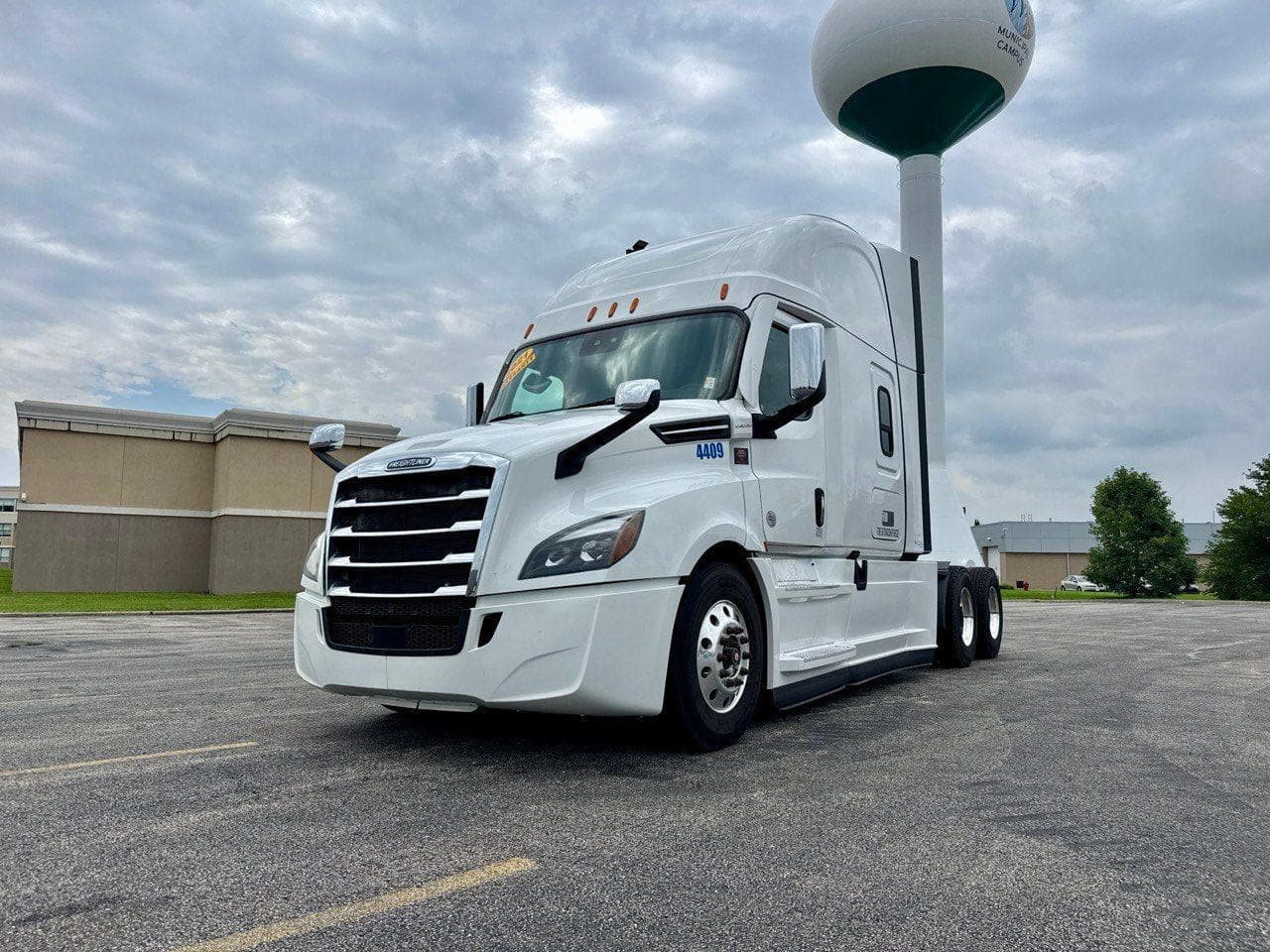 2021 Freightliner Cascadia 126 image 1