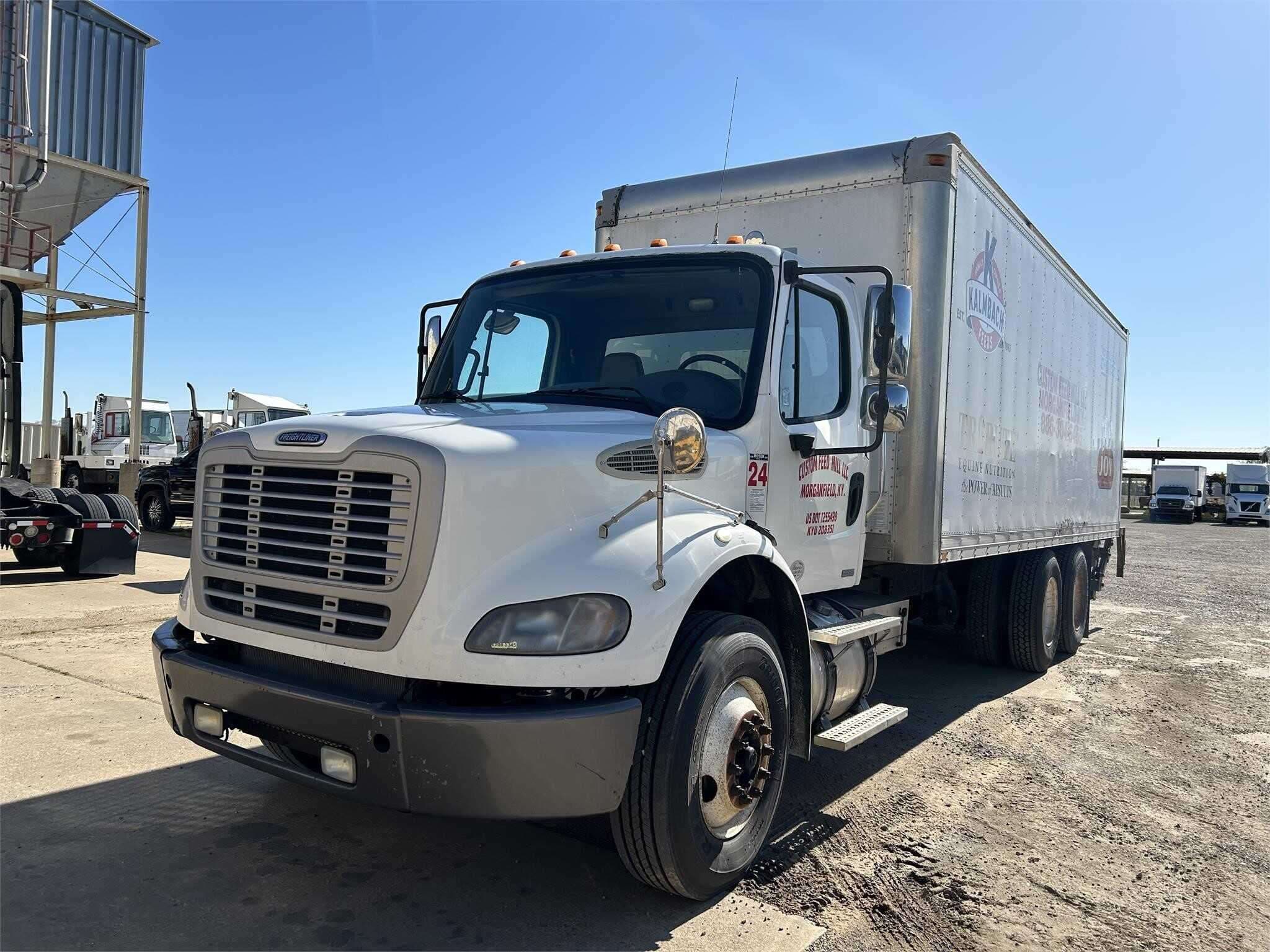 2011 Freightliner M2 image 1