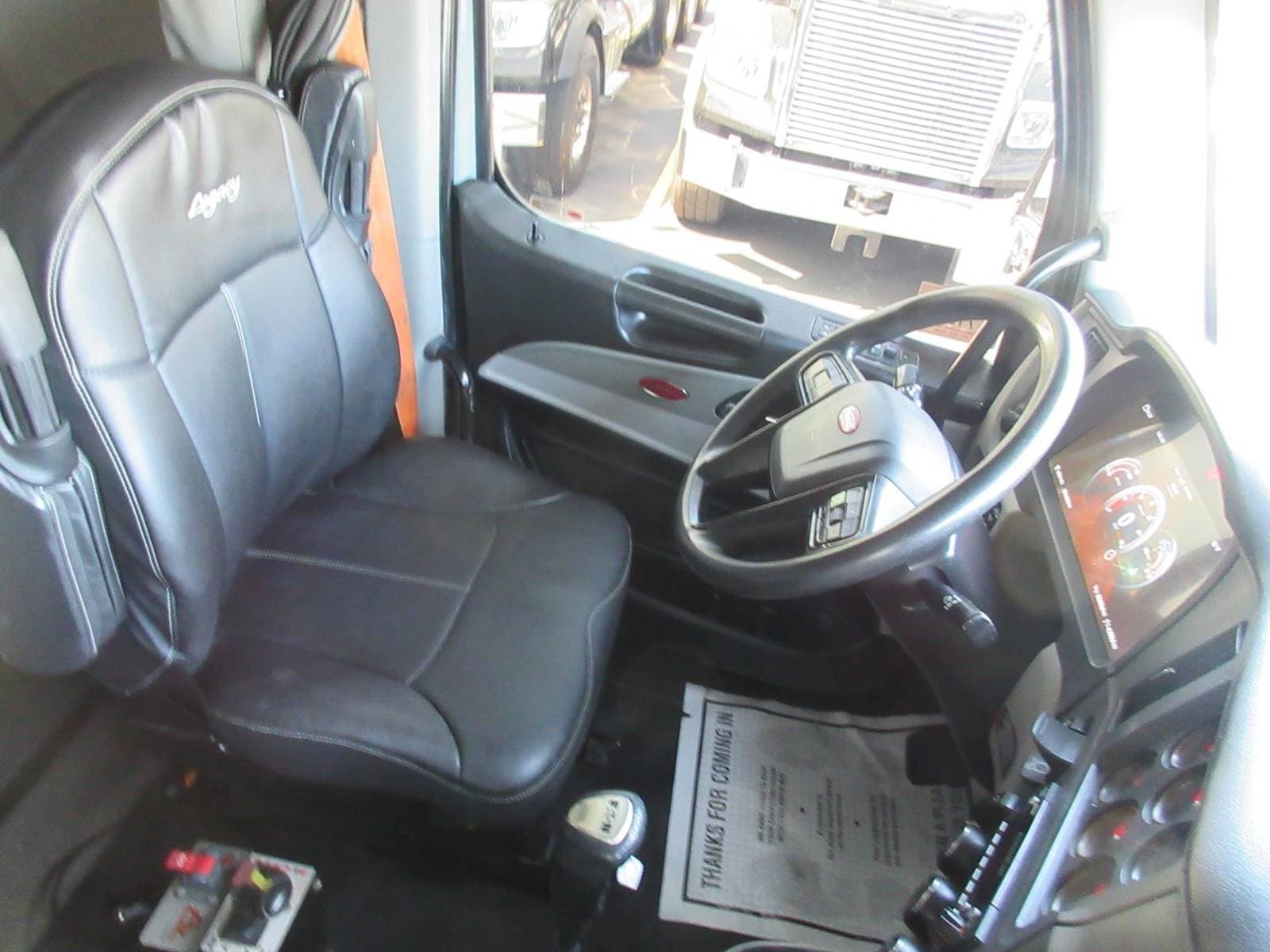 2023 Peterbilt 567 image 15