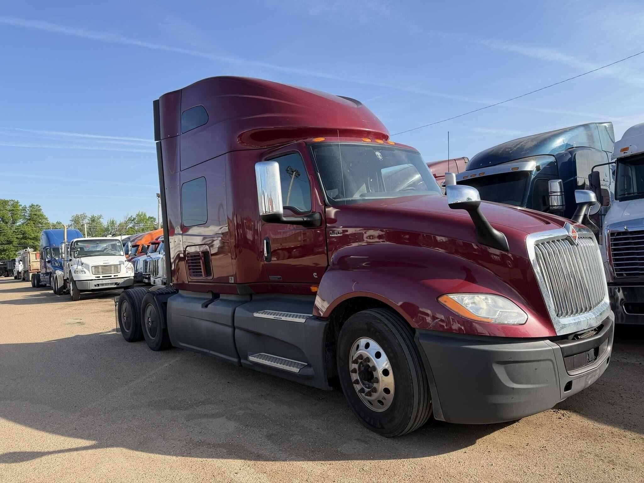 2020 International LT625 image 1