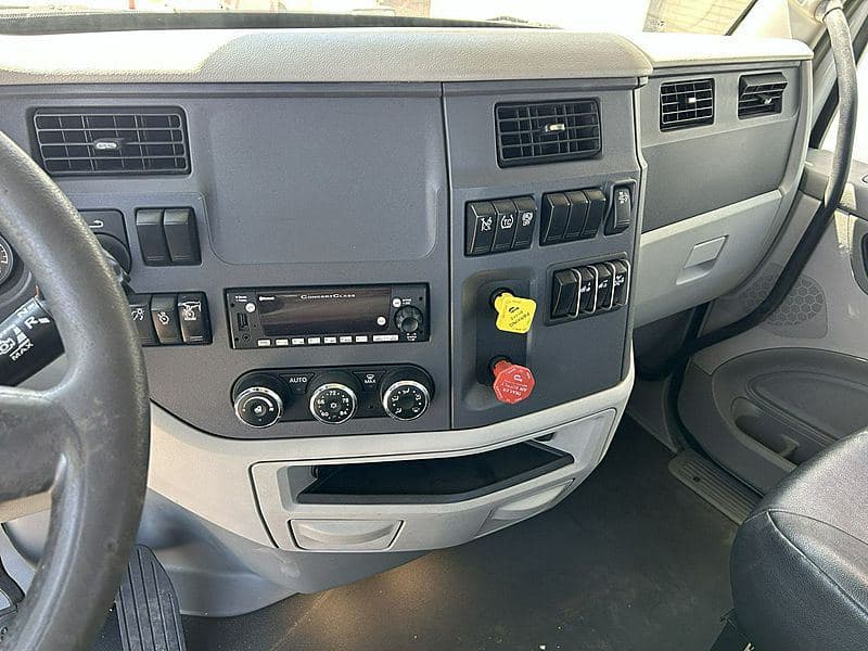 2021 Peterbilt 579 image 6