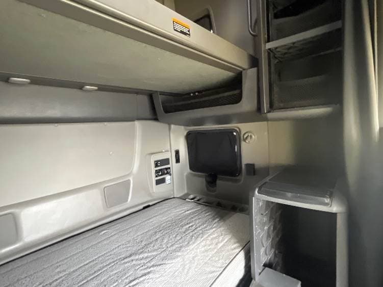 2022 International LT625 image 12