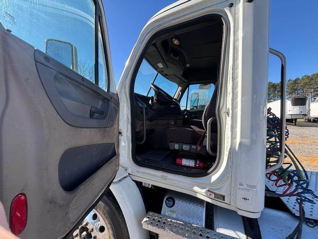 2020 Freightliner Cascadia 113 image 13