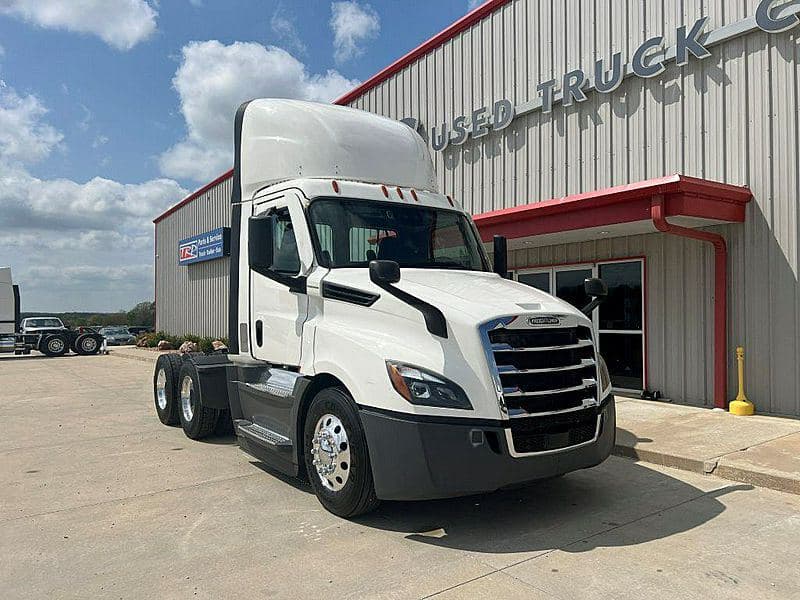 2021 Freightliner Cascadia 126 image 2