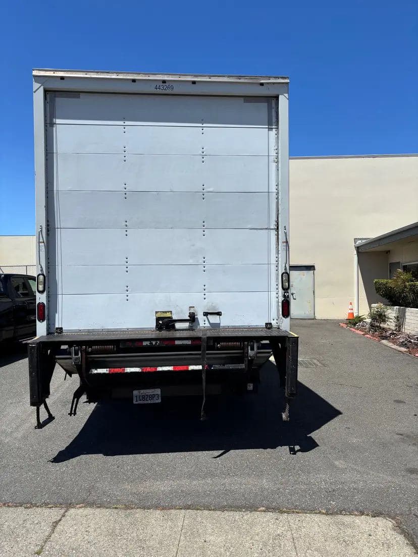 2017 Freightliner M2 image 10