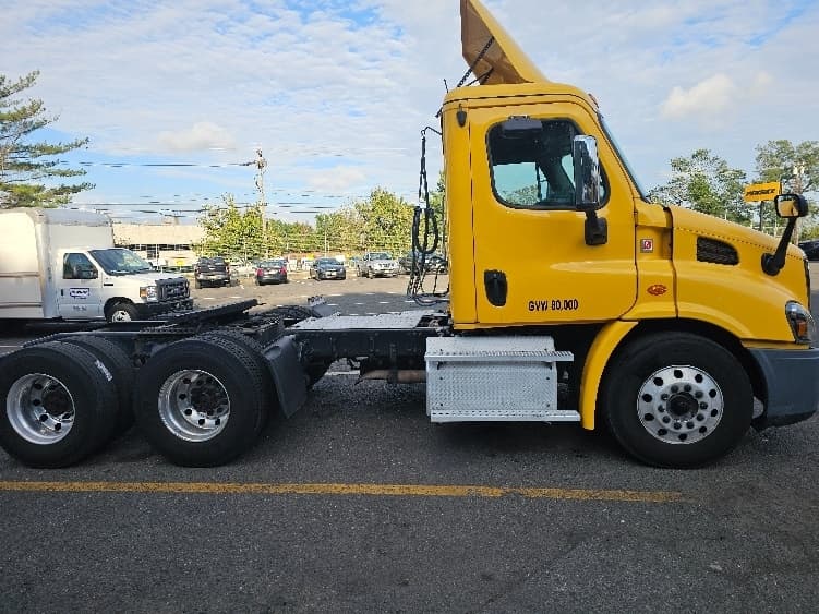 Used 2019 FREIGHTLINER Conventional - Day Cab, Tractor image 7
