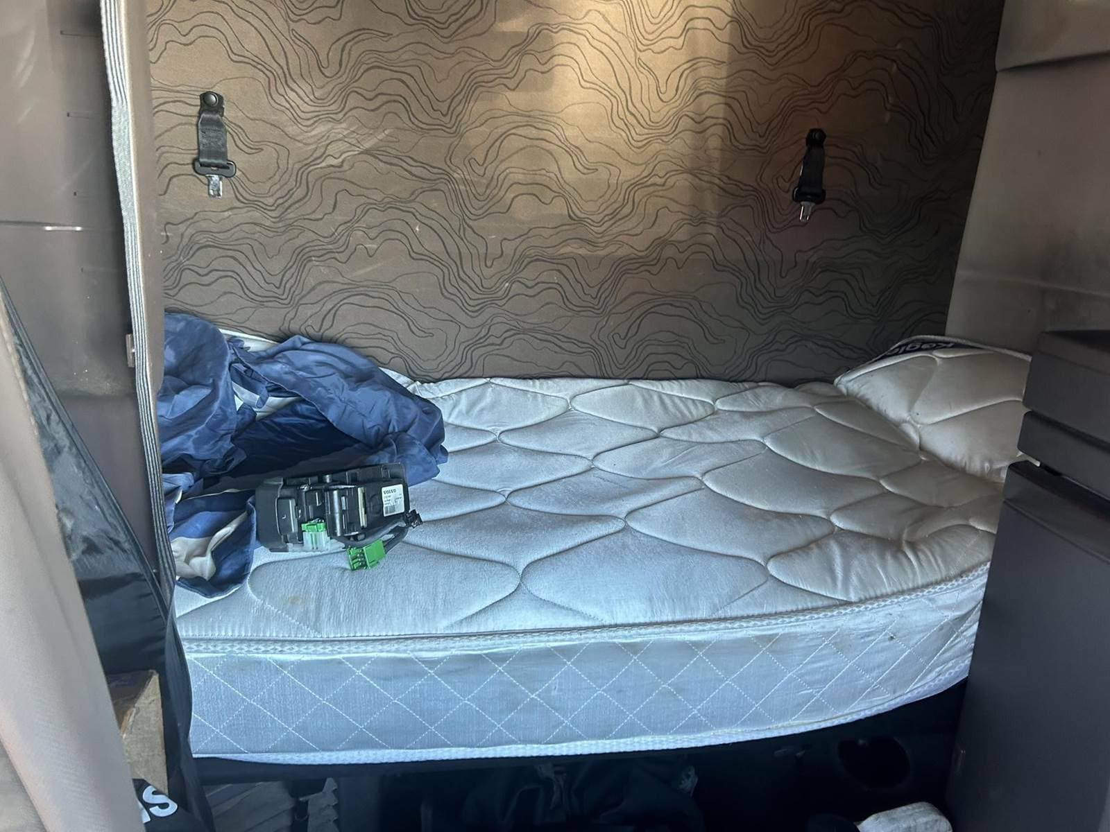 2016 Volvo VNL64T670 image 10