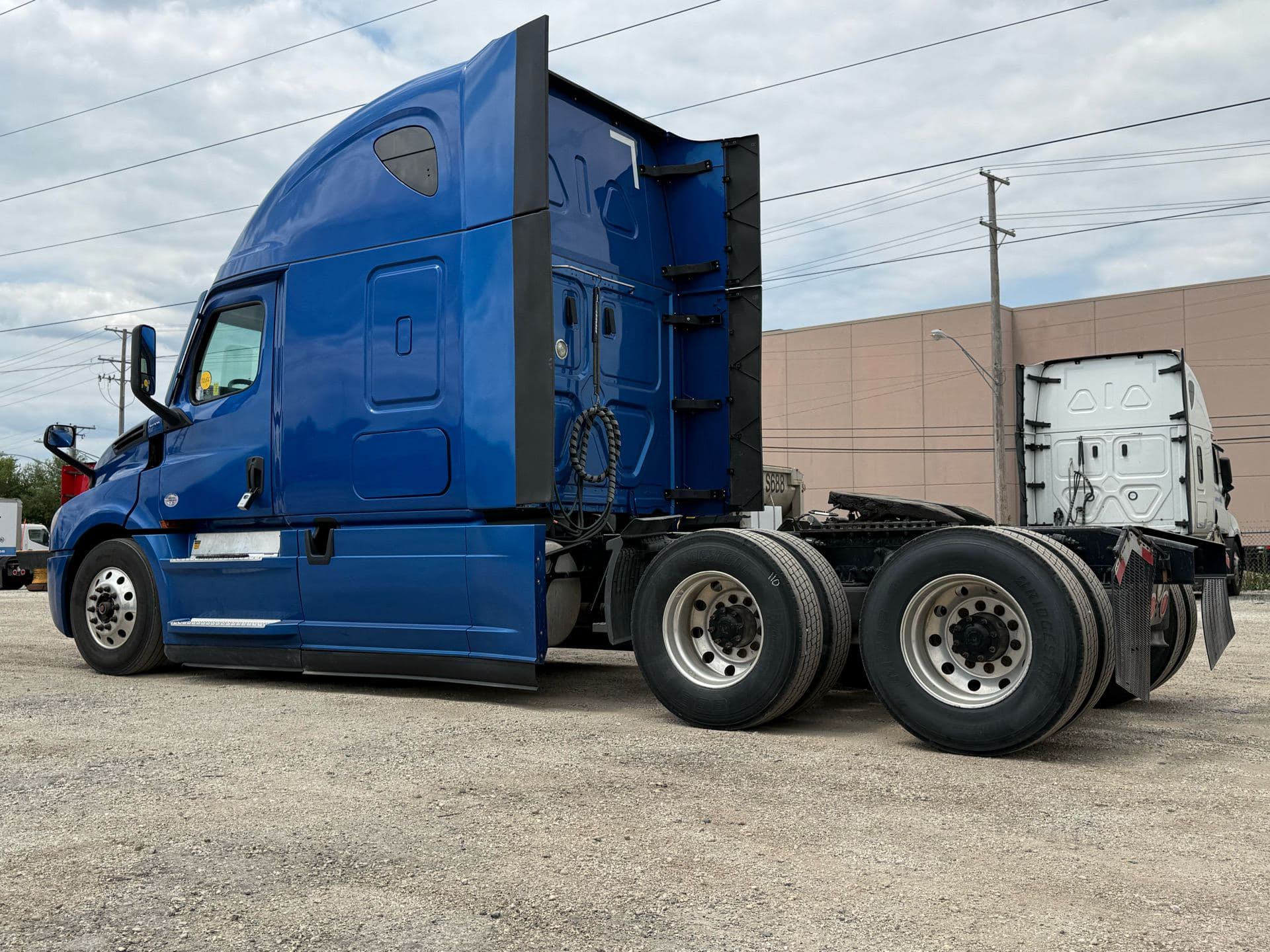 2022 Freightliner - 419k - 18k Hours - 455 HP image 5