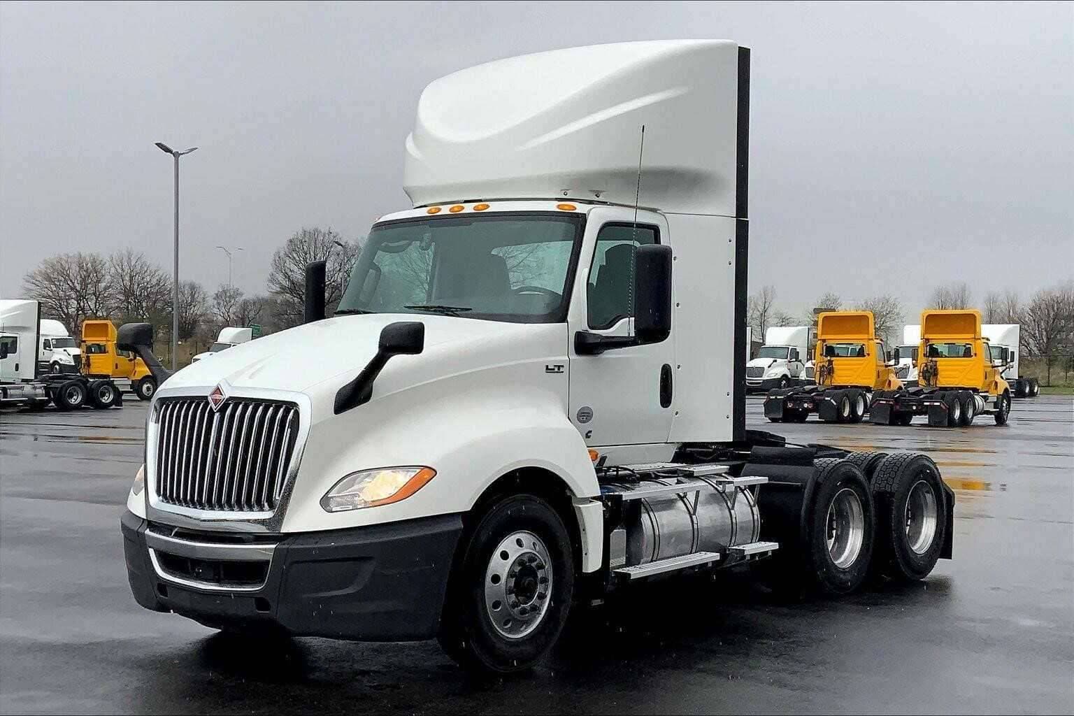 2020 International LT625 image 2