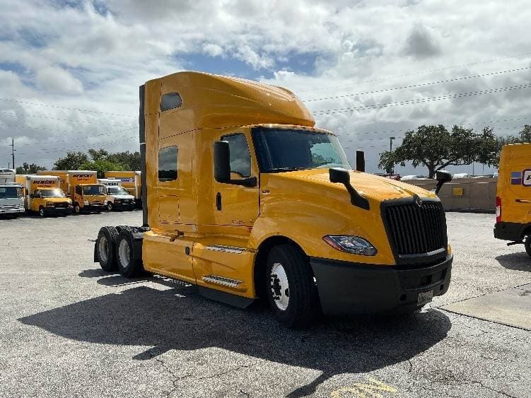2022 International LT625 image 1
