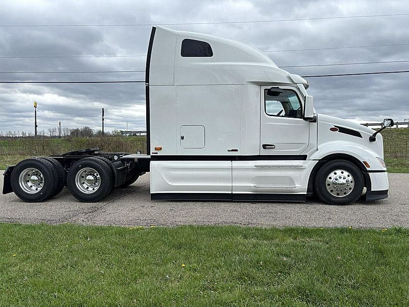 2027 Peterbilt 579 image 3