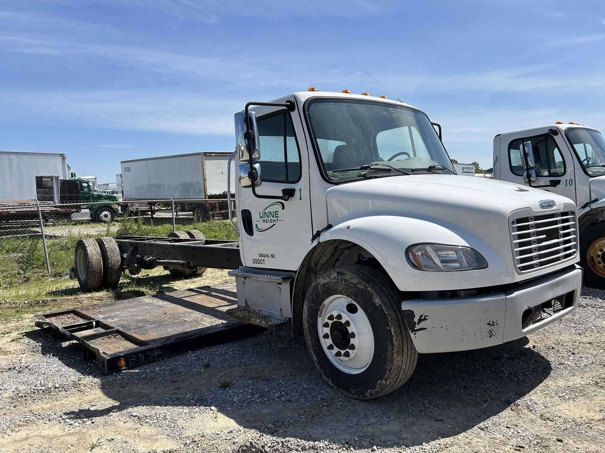2019 Freightliner M2 image 2