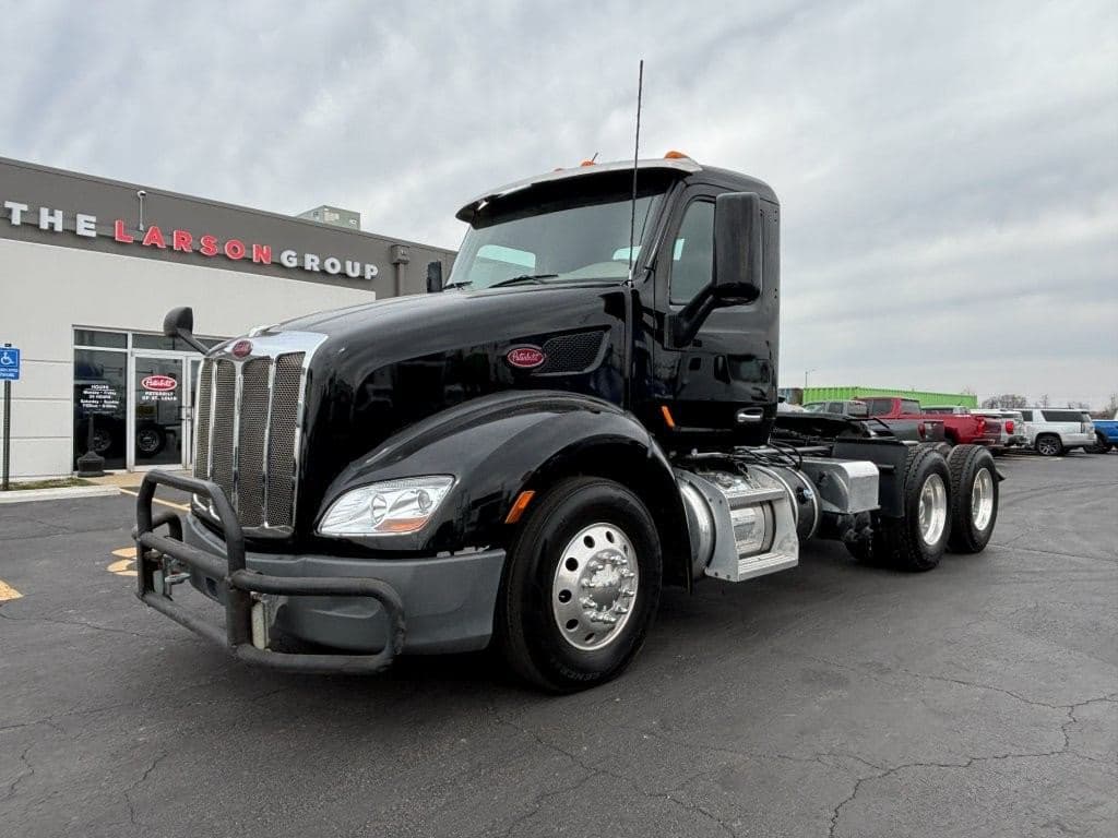 2021 Peterbilt 579 image 1