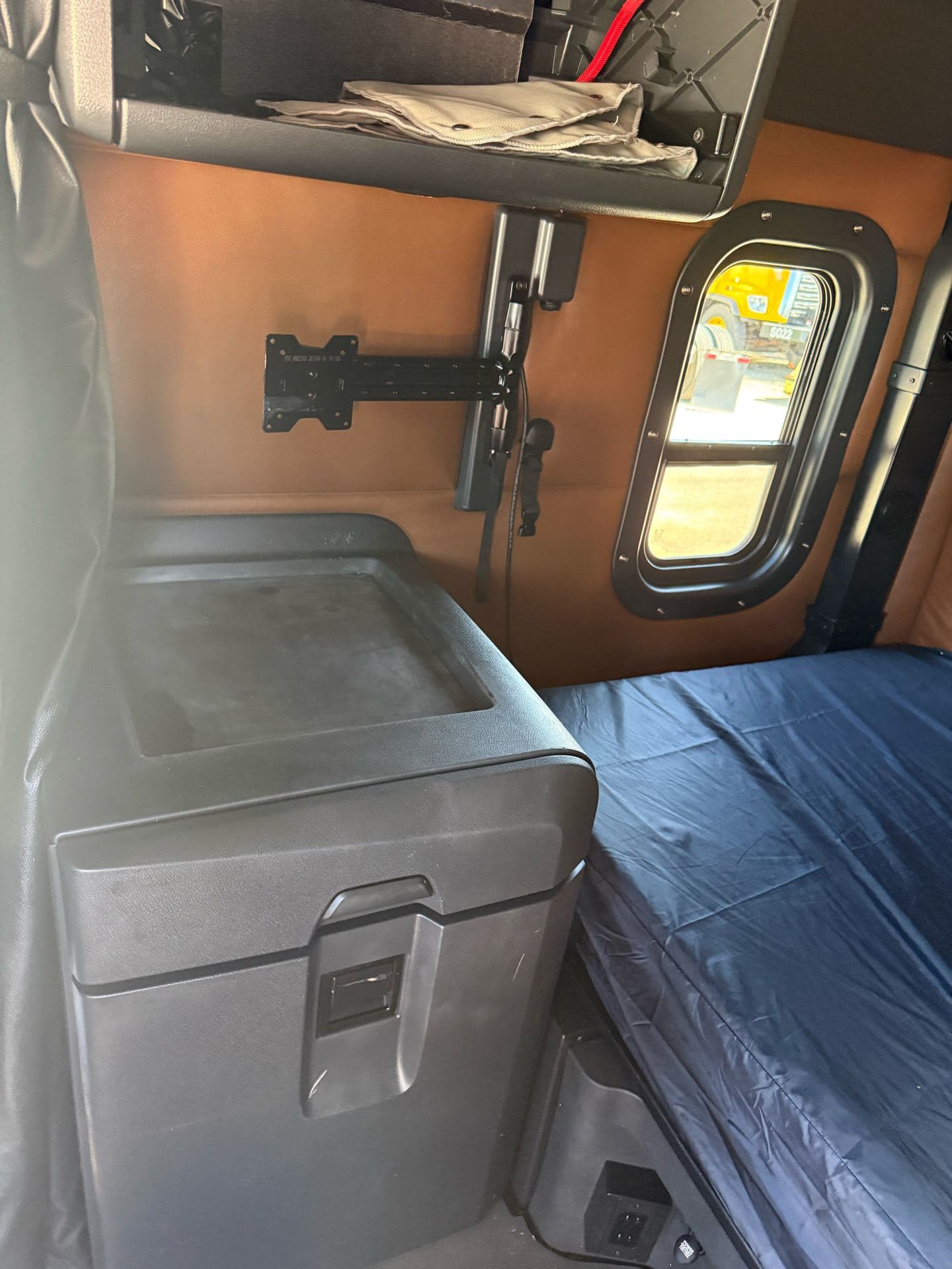 2022 Freightliner - 469k - 11,600 Hours! image 17