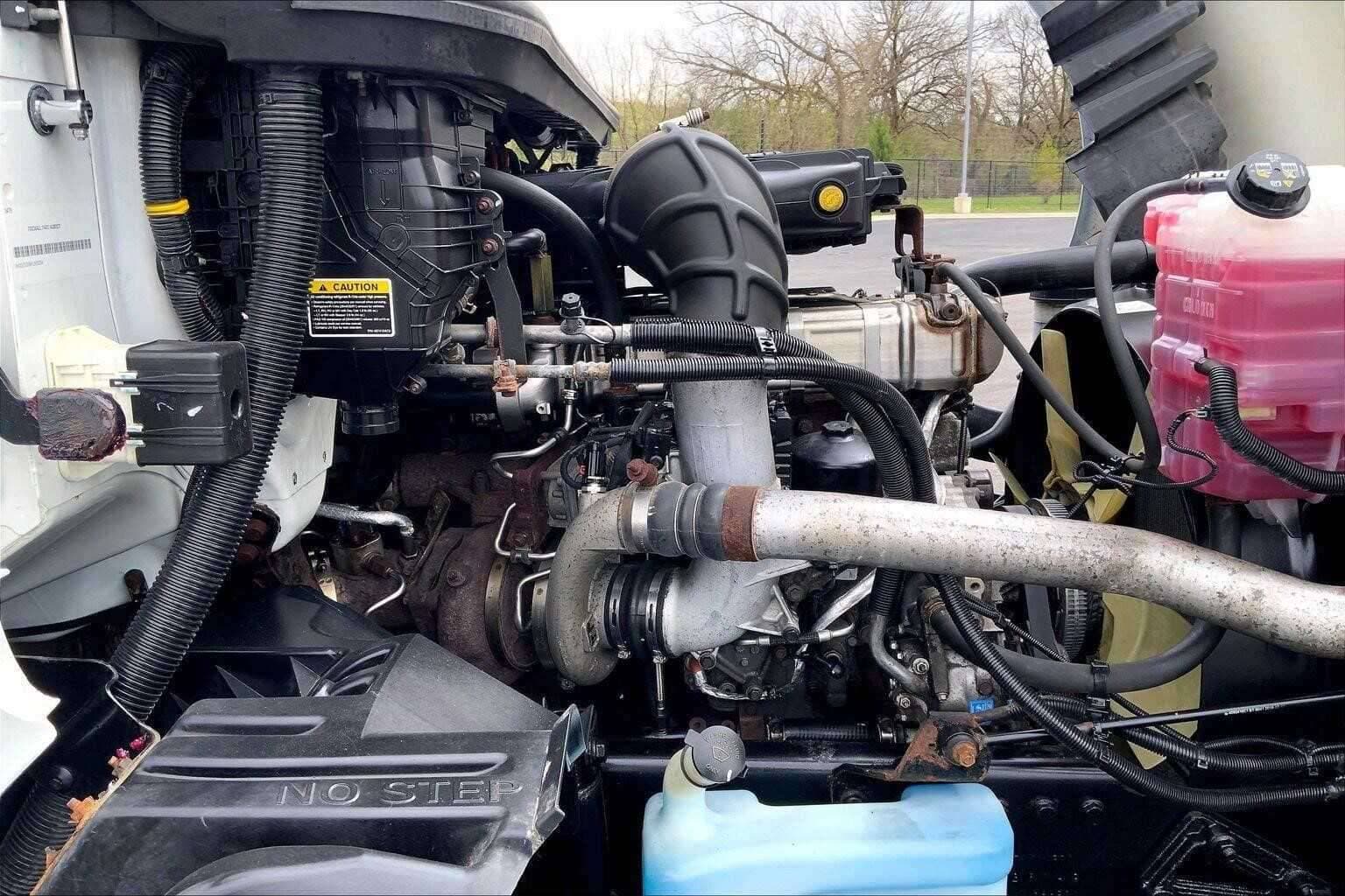 2019 International LT625 image 4