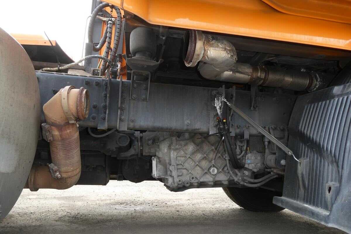 2020 Volvo VNR640 image 6