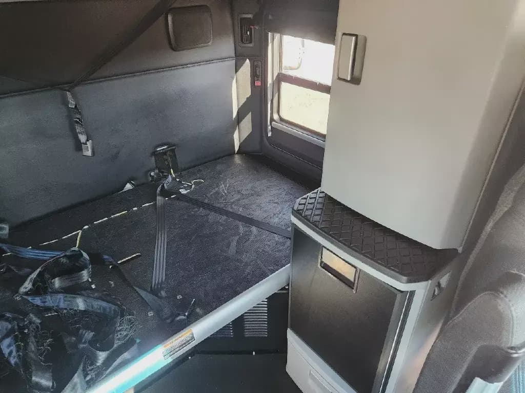2022 Kenworth T680 image 6